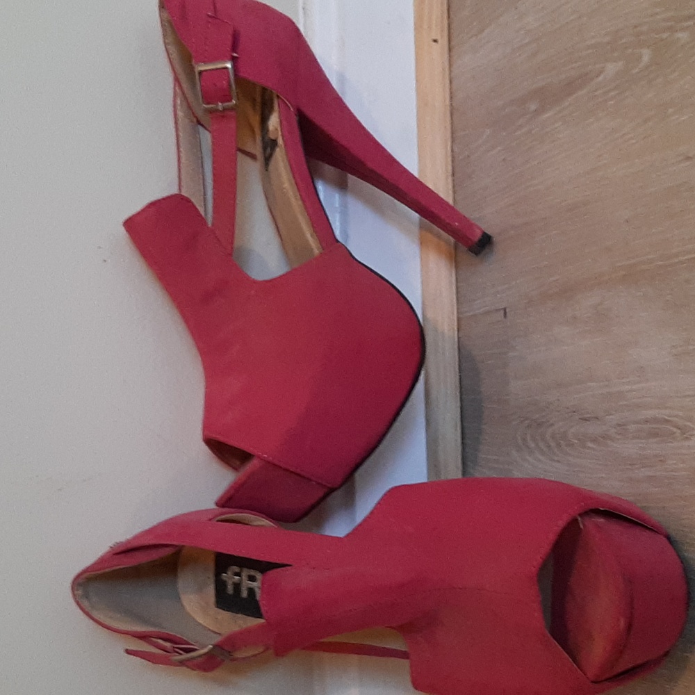 GUC fRh peep toe platforms